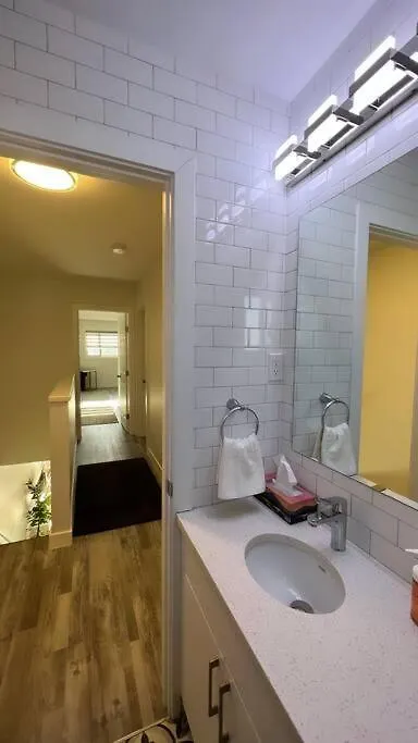 Classy Single Family House, Walk To St Boniface Winnipeg 0*,